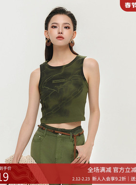 曼诺比菲商场同款2025春秋季简约U领针织印花吊带背心EGAT115077