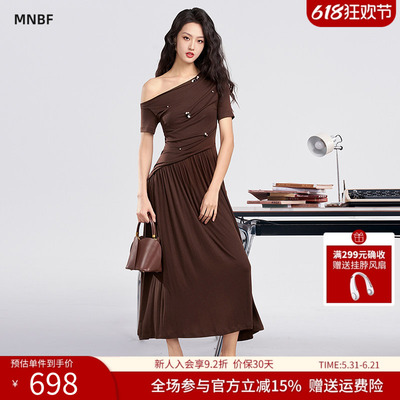 曼诺比菲商场同款2026夏季修身钉珠斜肩领收腰连衣裙女MHML121014