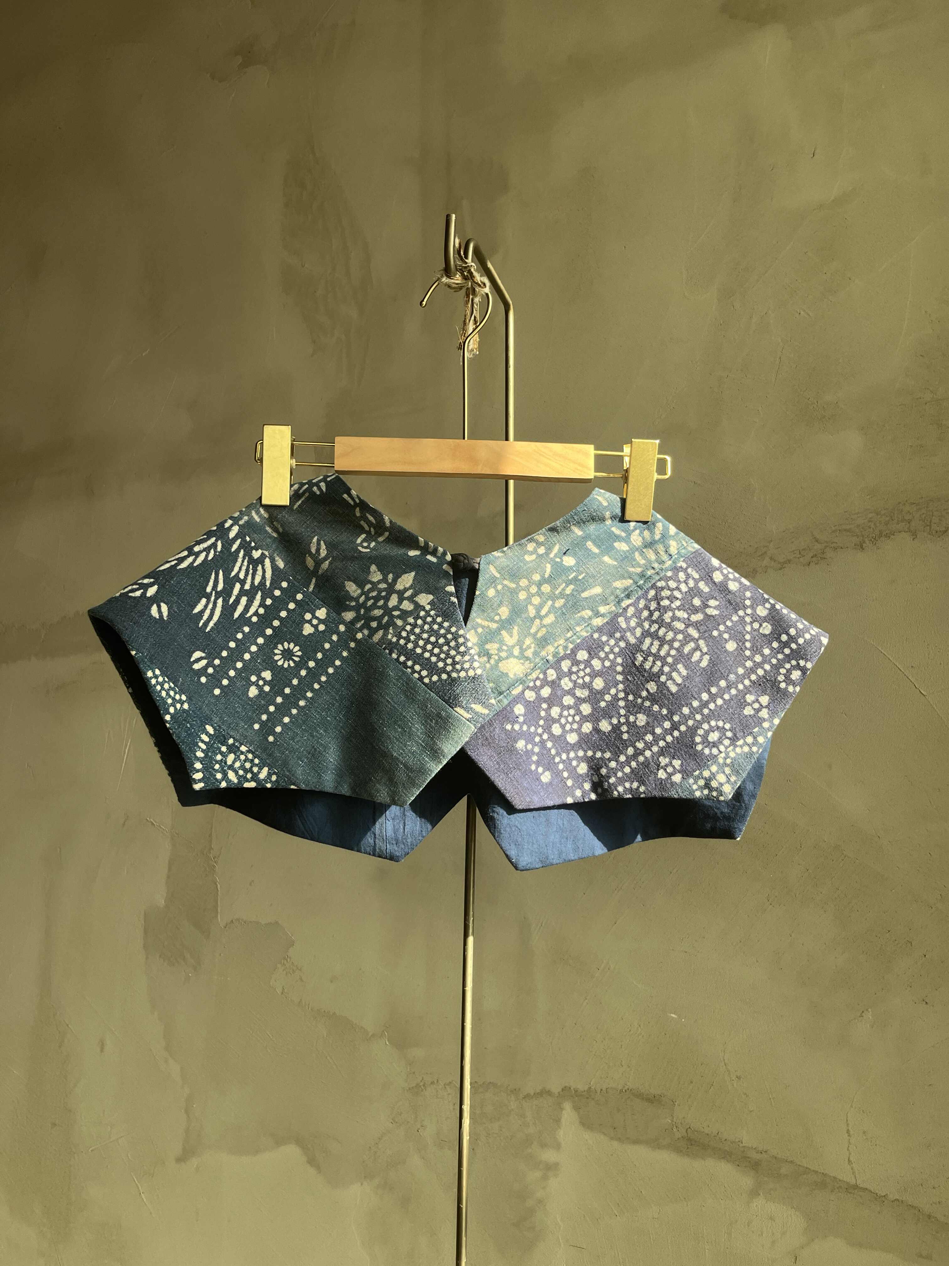 沉香布衣草堂蓝染拼接云肩2025秋不对称随拼老布豆染自制小围巾