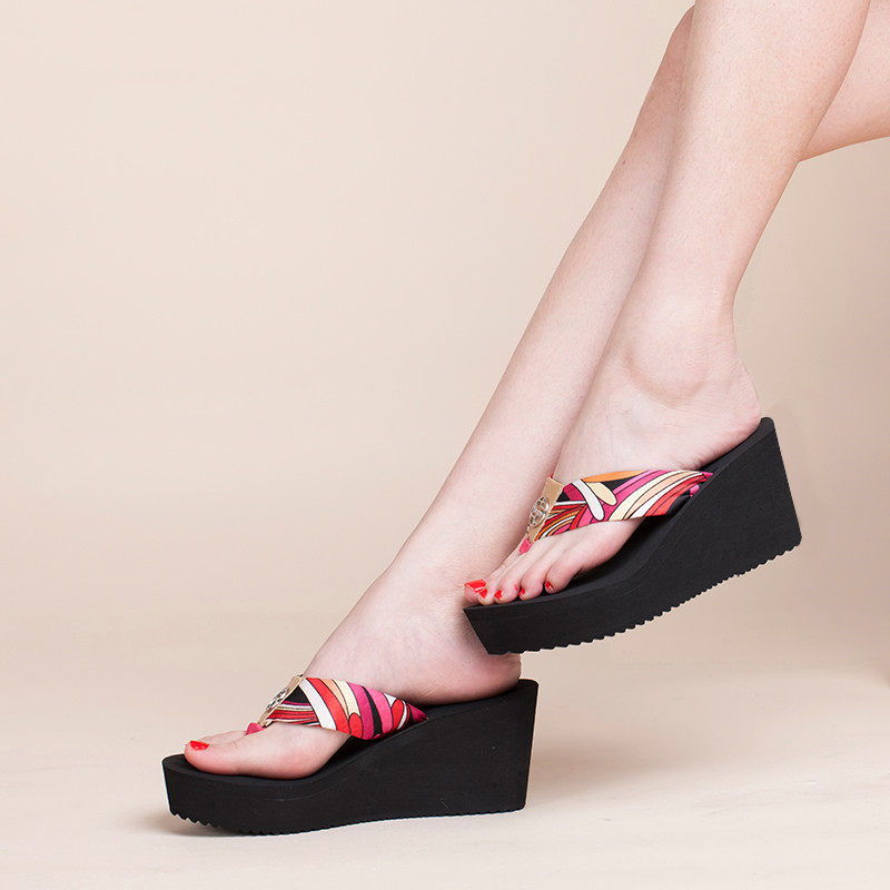 新款绸缎坡跟沙滩人字拖女厚底松糕夹脚凉拖鞋波西米亚增高女拖夏