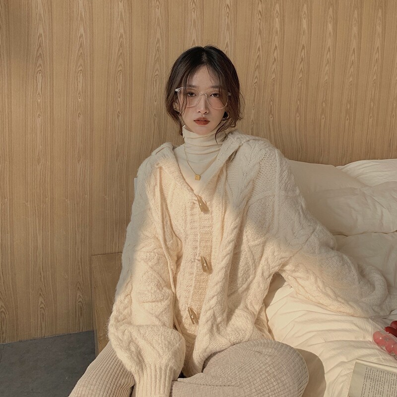 羊范法式温柔风粗针麻花针织开衫女士100%羊毛宽松连帽牛角扣外套