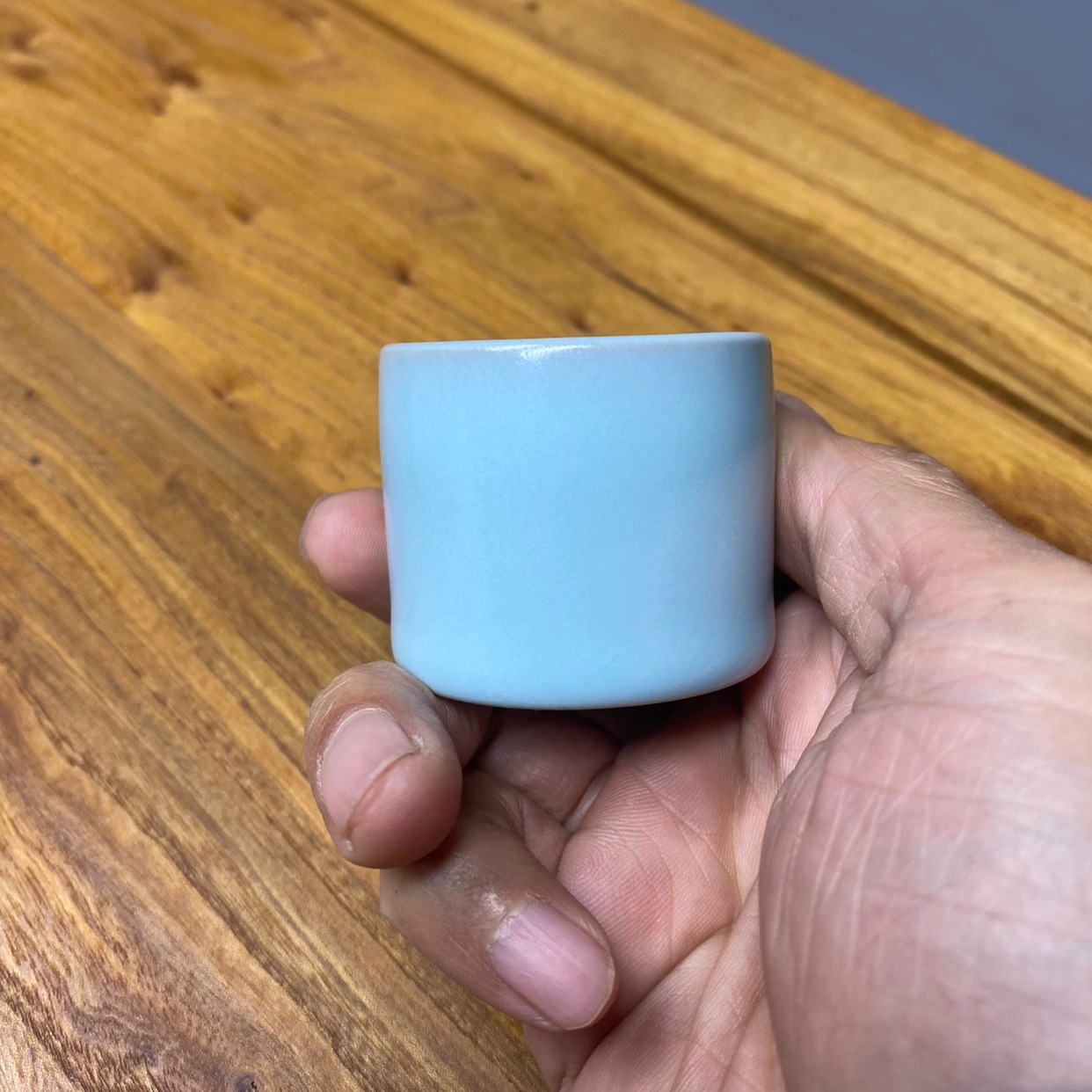 仿古月白釉手工支钉烧满釉扳指杯