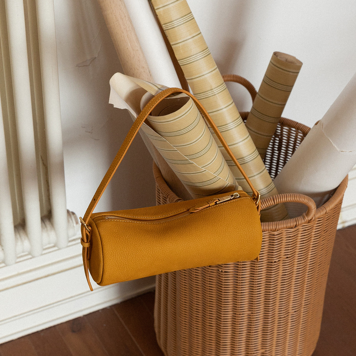 猴子家 &ldquo;春日圆舞曲&rdquo;头层雾面荔枝纹牛皮圆筒包手拎腋下单肩包