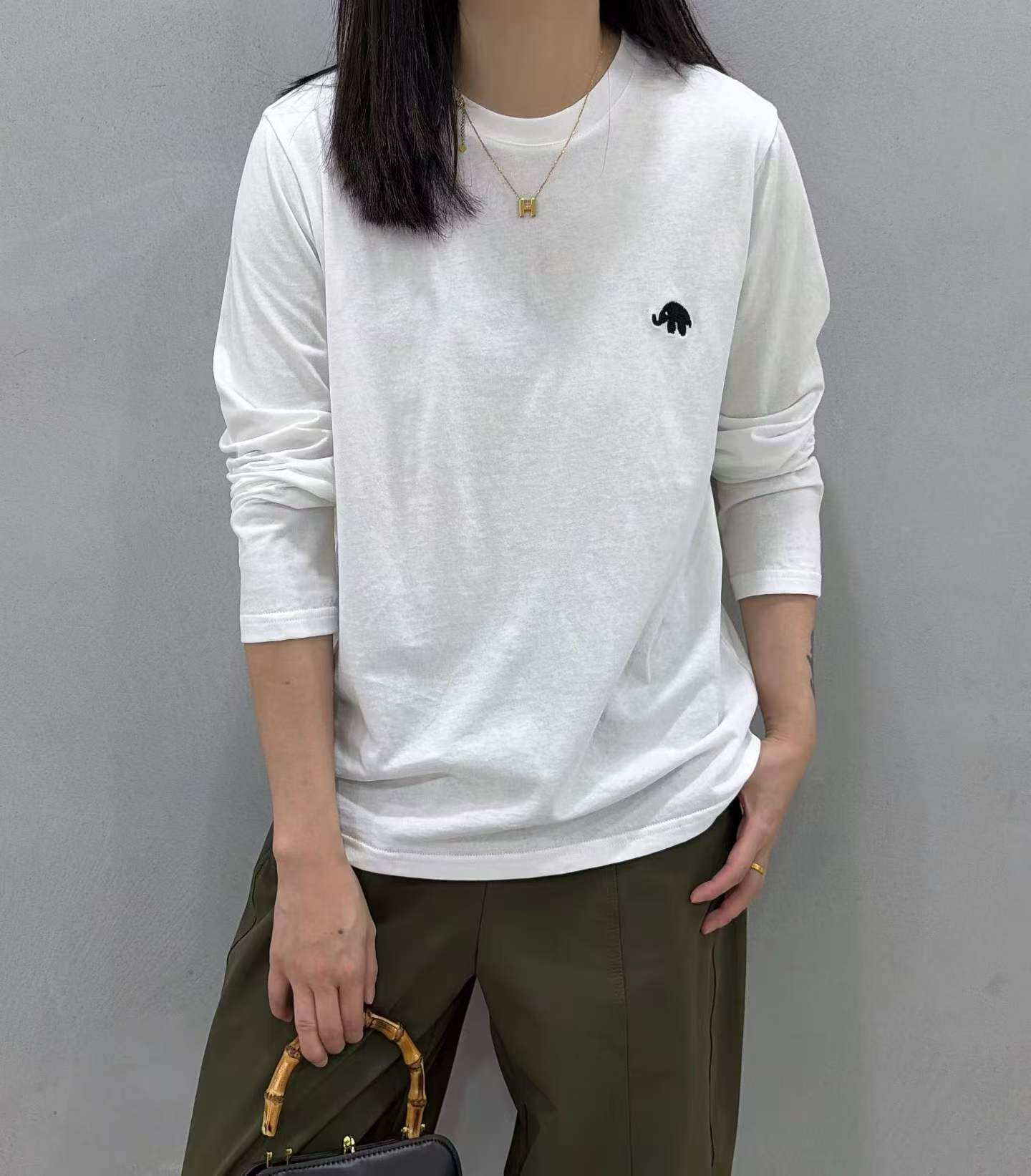 刺绣小狗宽松白色长袖T恤女欧洲站2026秋季新款圆领打底衫上衣