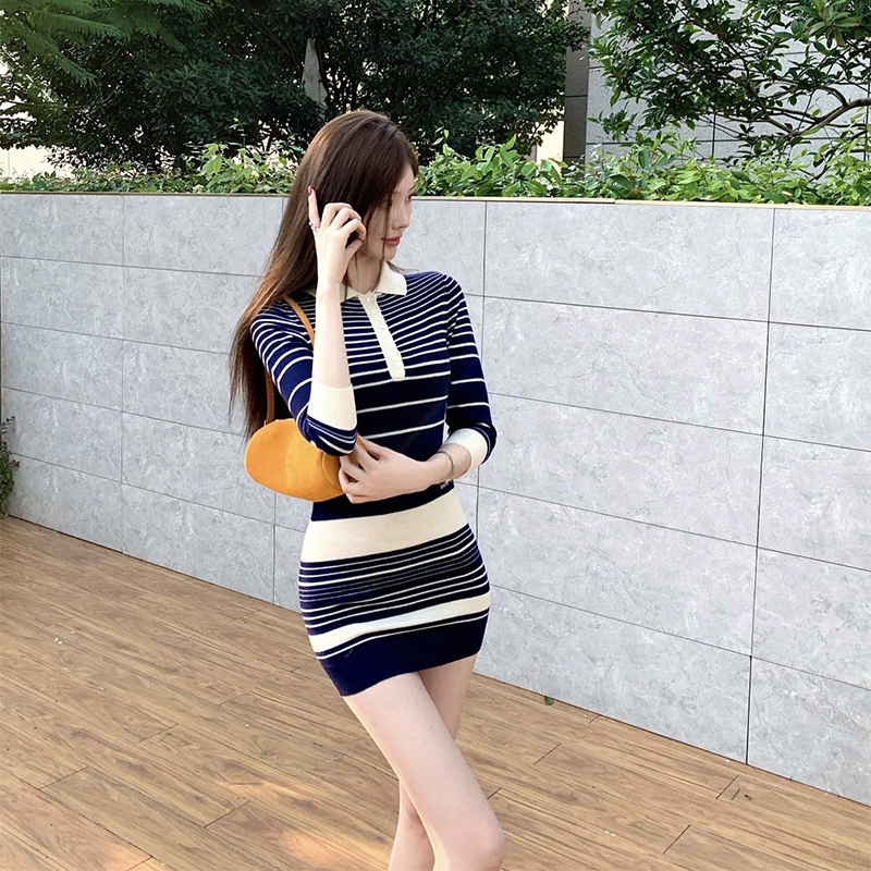 条纹羊毛针织中袖连衣裙