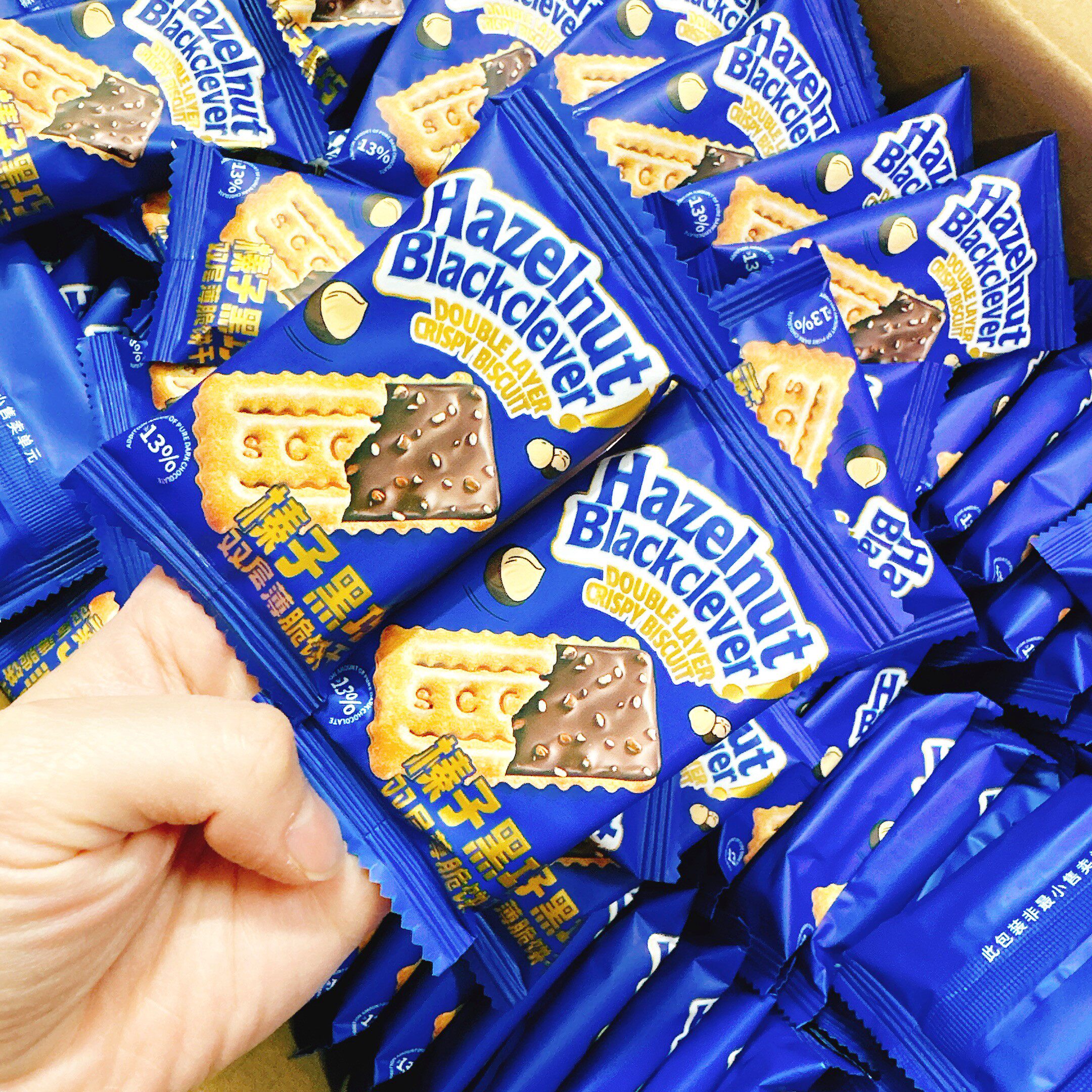 榛子黑巧双层薄脆饼干姗姗物语巧克力夹心饼零食茶点独立包装礼盒