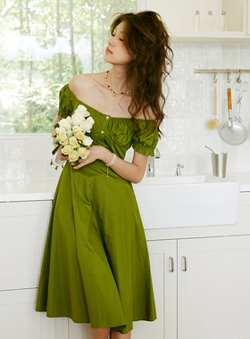 ZJ自制2024夏法式复古一字肩泡泡袖连衣裙女收腰绿色a字露背伞裙