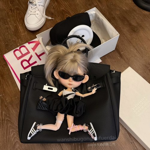 原创甜酷恶搞娃娃包 jennie演唱会穿搭运动美式复古黑色大包30cm