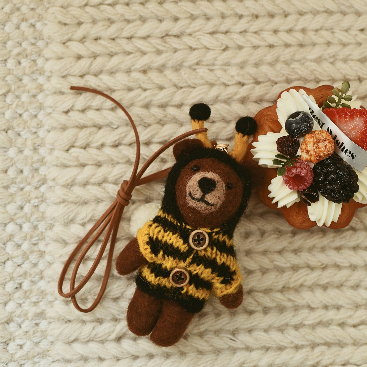 进口手工羊毛毡挂件蜜蜂包挂棕熊钥匙扣车挂男女情侣礼物挂饰小众