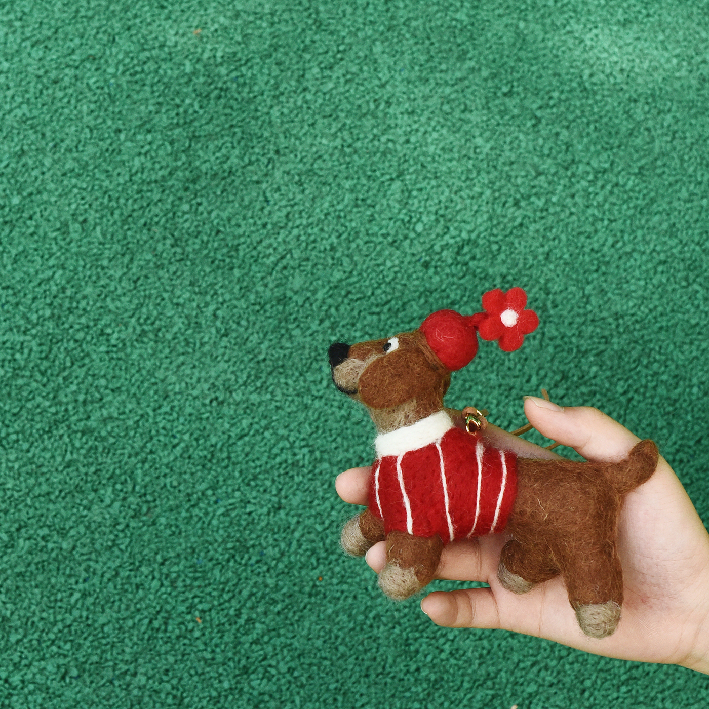 精致小花帽子羊毛毡狗挂件棕色