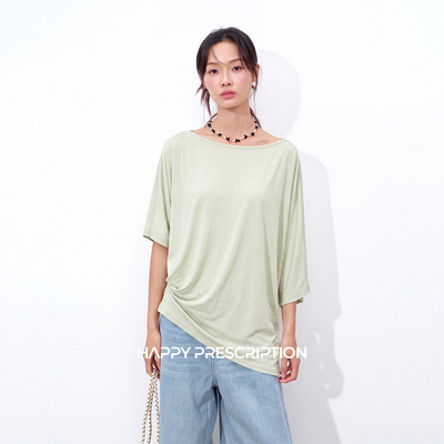 褶皱里的松弛美学一字肩气质T