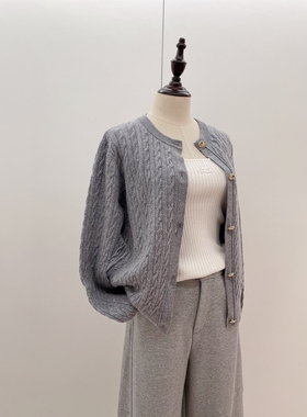 缪家圆领后徽标绞花针织开衫简约复古麻花外套MIU风金色扣毛衣