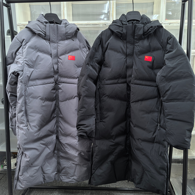 现货安踏冠军全天候2025新款长款防泼水鹅绒连帽羽绒服152510916
