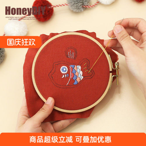 哈尼自制刺绣手工婴儿胎毛纪念品