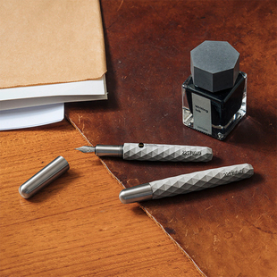 22设计DesignStudio菱格系列吸墨钢笔菱形造型浑圆设计水泥梭型杆