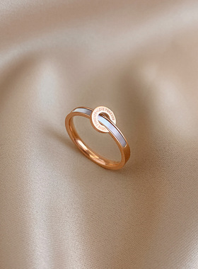 日韩版字母圆牌天然白母贝戒指18K玫瑰金冷淡风食指环戒指女