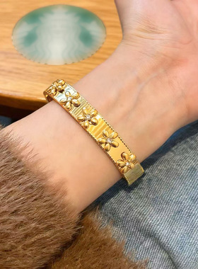 欧美跨境通体钛钢不掉色小雏菊花朵手镯万花筒小众设计轻奢手饰品