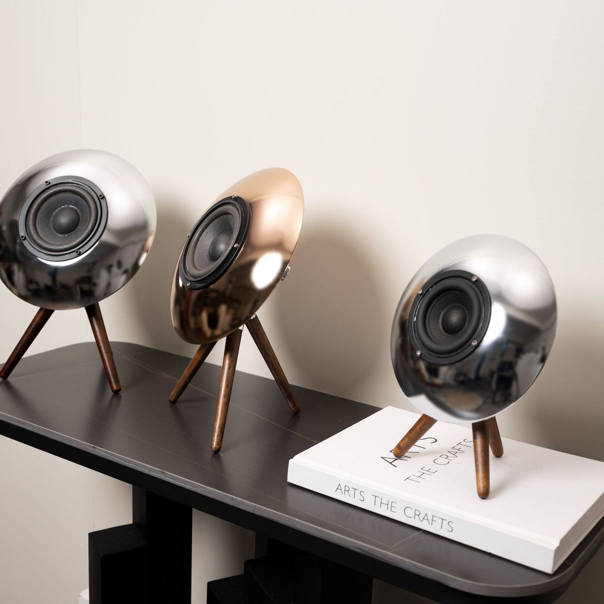 现代简约银色金属三角蓝牙音箱低音炮桌面客厅复古摆件样板间软装