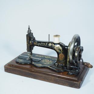 西洋古董手摇缝纫机1897年彩色胜家歌手Singer 12k馆藏文旅老物件