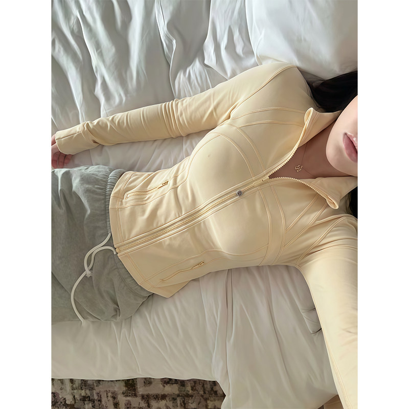 luqilulu奶油黄立领收腰瑜伽服图片