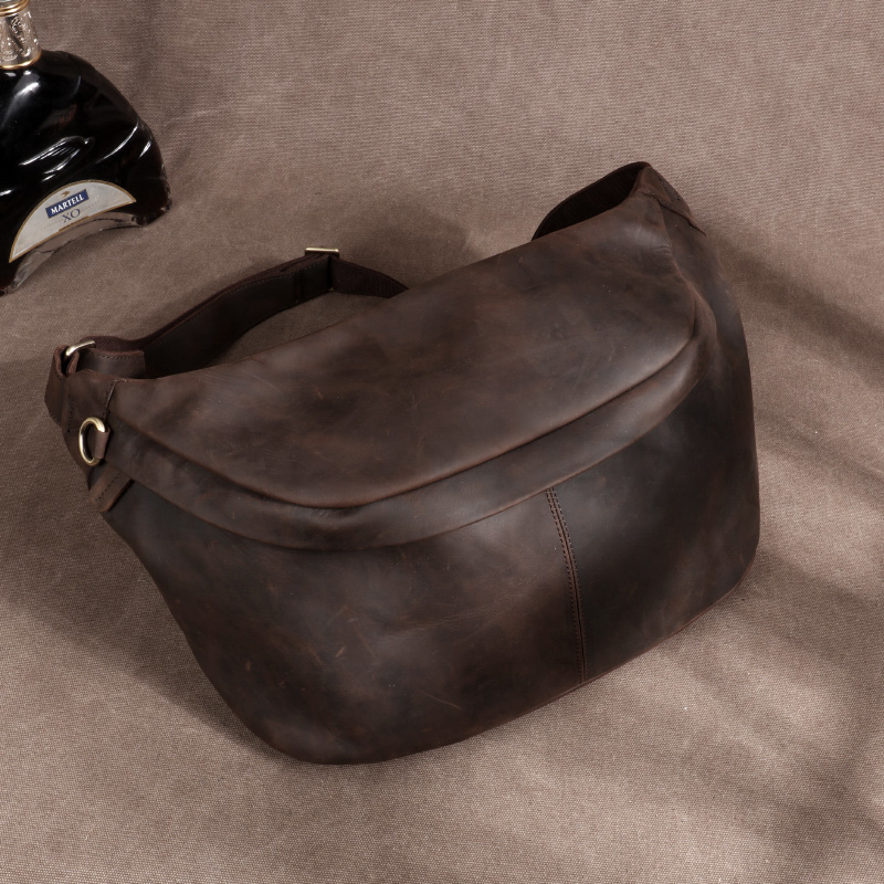 超大容量真皮胸包，霸气时尚