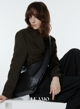 LE AMO｜原创“阿尔法”不对称设计扭曲肩带慵懒风小众斜挎包_3色
