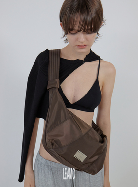 LE AMO｜原创'CHILL'轻便尼龙布简约百搭 可斜挎流浪牛角包_2色