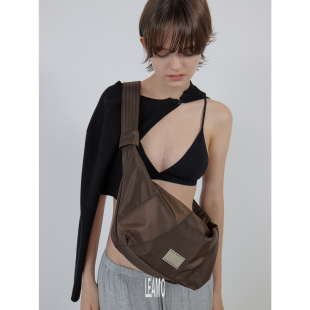 轻便尼龙布简约百搭 CHILL 可斜挎流浪牛角包_2色 AMO｜原创