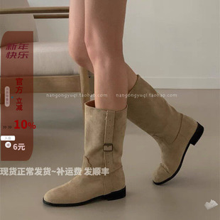 现韩国东大门女鞋24秋新chic街拍鹿皮绒休闲圆头皮带扣宽口中筒靴
