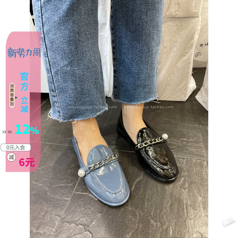 漆皮圆头珍珠链条低帮皮鞋