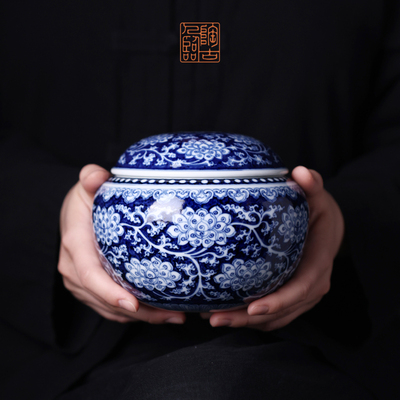 陶人临古蓝地留白缠枝花卉茶叶罐