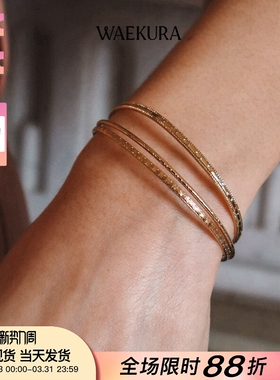 Waekura晚宴线条雕刻锤纹手镯