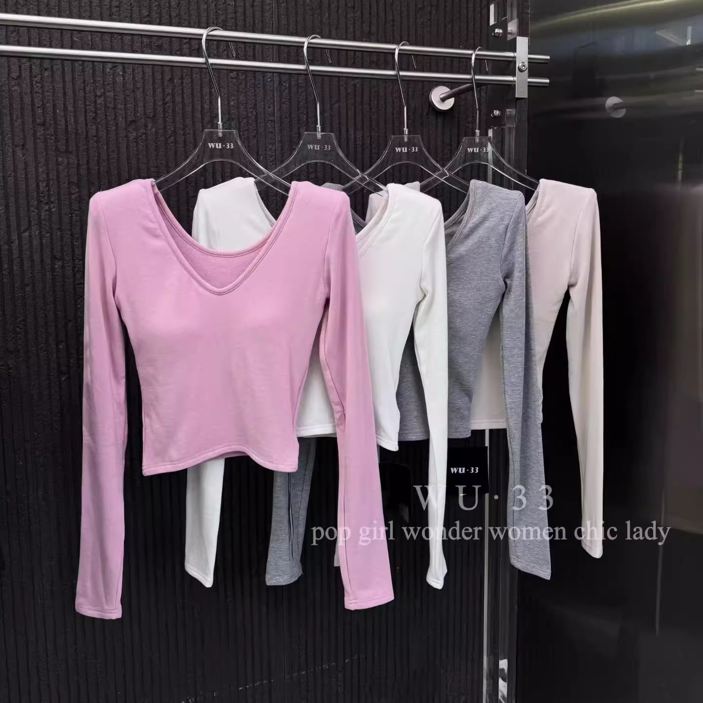 纯欲显瘦加绒设计感带胸垫v领T恤