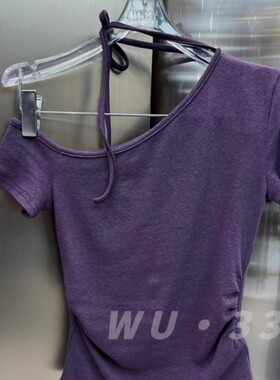 wu.33韩版2026春夏新款性感纯欲显瘦斜领露肩系带设计感短袖T恤女