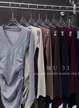 wu33短裙2025冬季新款气质显瘦褶皱设计感v领长袖连衣裙包臀裙女