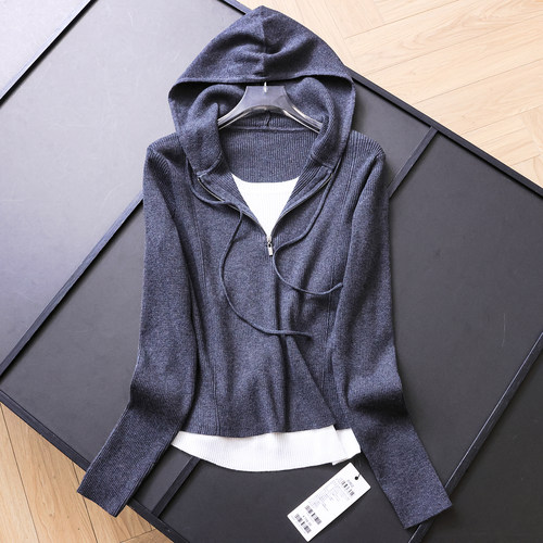 撞色拼接假两件显瘦修身连帽毛衣