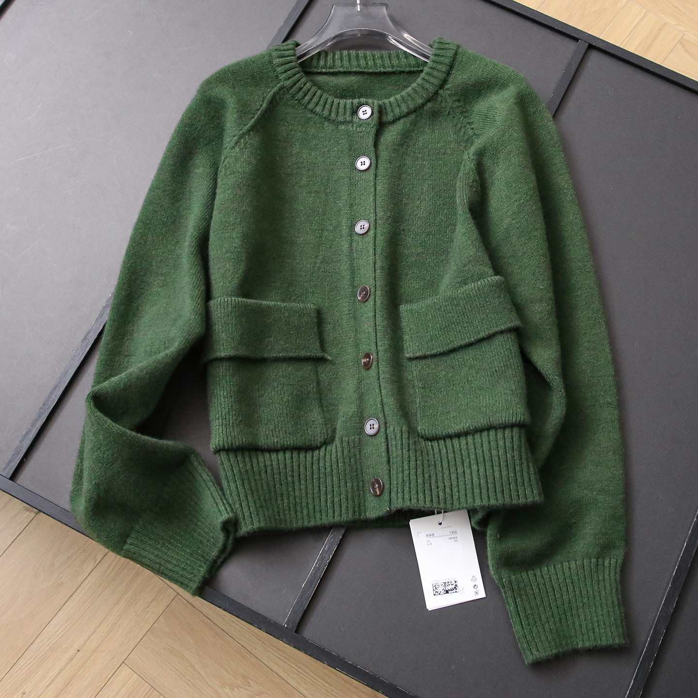 简约纯色对称口袋单排扣毛衣外套