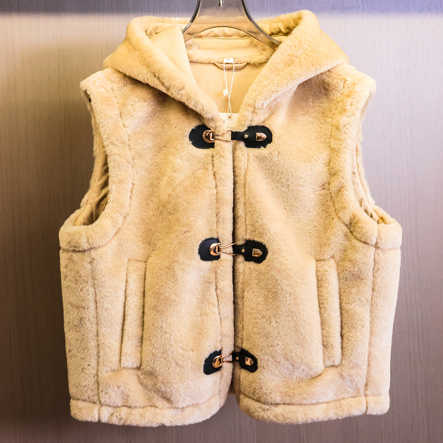 皮毛一体绳结扣饰抓绒背心女马夹