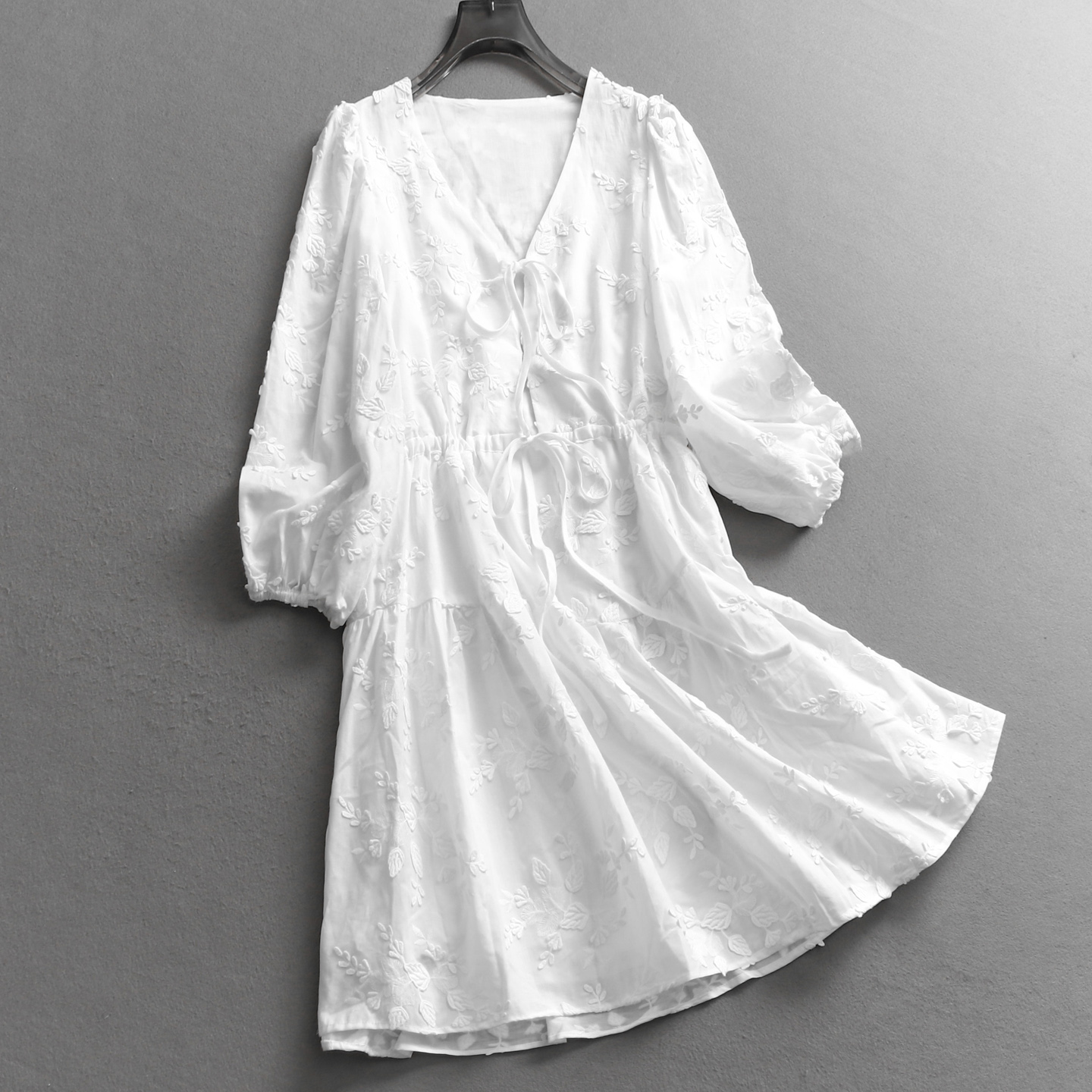 刺绣白色法式V领系带收腰连衣裙
