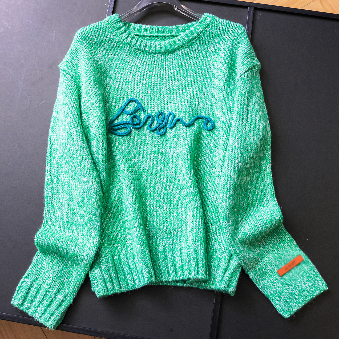 立体字母刺绣宽松慵懒风圆领毛衣