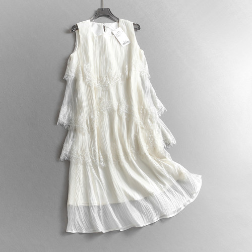 法式纯色蕾丝拼接圆领蛋糕连衣裙