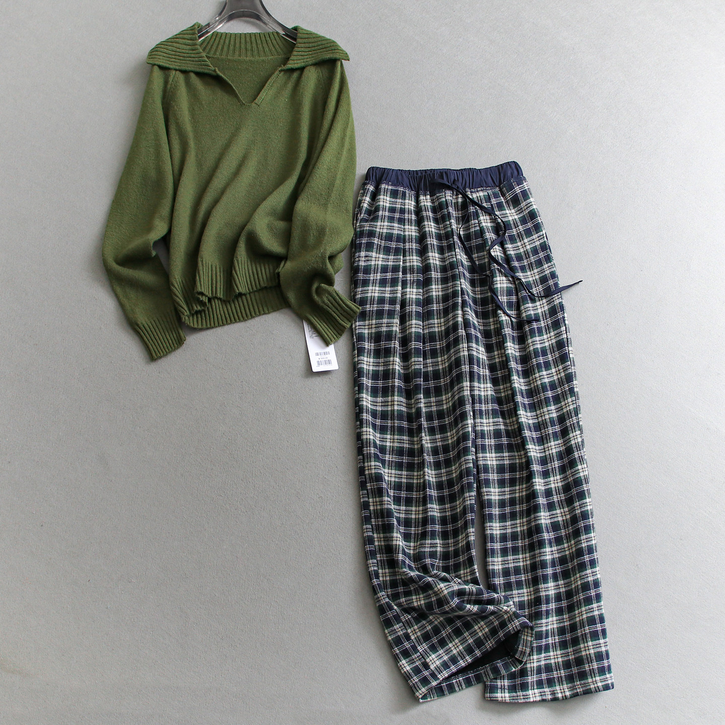 纯色V领长袖松弛感毛衣可配一整套加绒格纹直筒休闲裤女套装Q779,女装/女士精品,时尚套装,淘宝优惠券,粉丝福利购,淘宝优惠卷