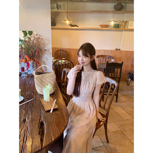 甜美碎花泡泡袖打揽收腰连衣裙