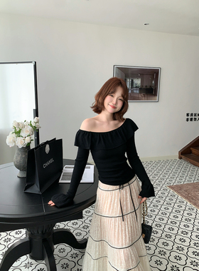 板栗西西秋季温柔风气质设计感黑色百搭显瘦一字肩长袖针织上衣女