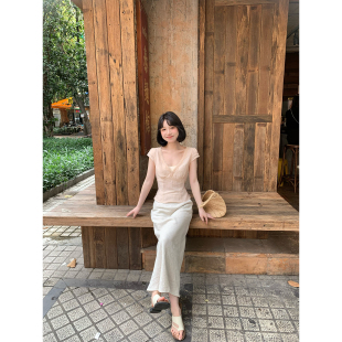 私服穿搭 板栗西西 气质深V领蕾丝花边收腰上衣女夏显瘦收腰T恤