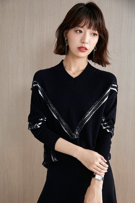 春秋新款洋气时髦撞色流苏V领羊毛羊绒针织衫女黑色显瘦毛衣打底