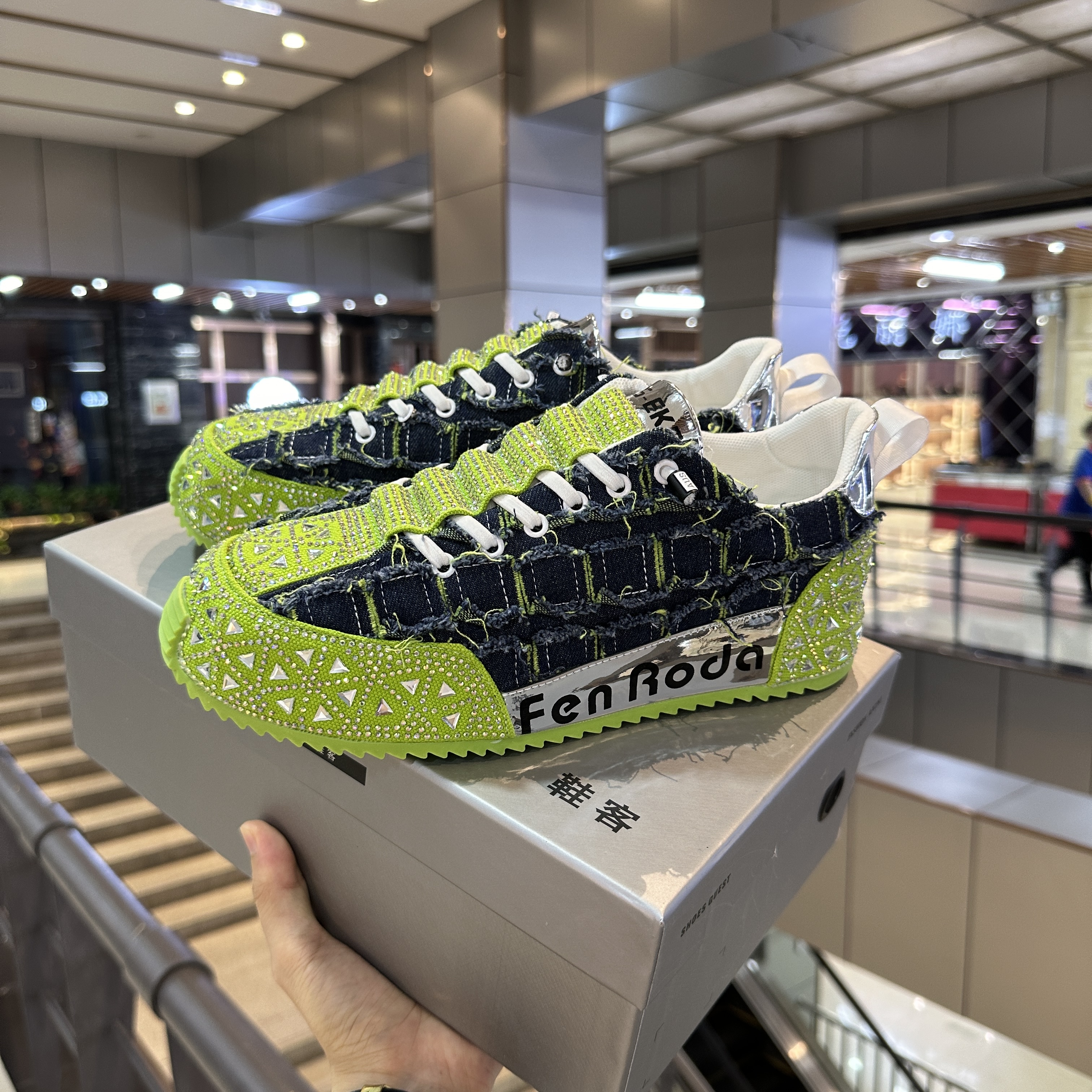 水钻亮面男鞋网红理发师朋克鞋