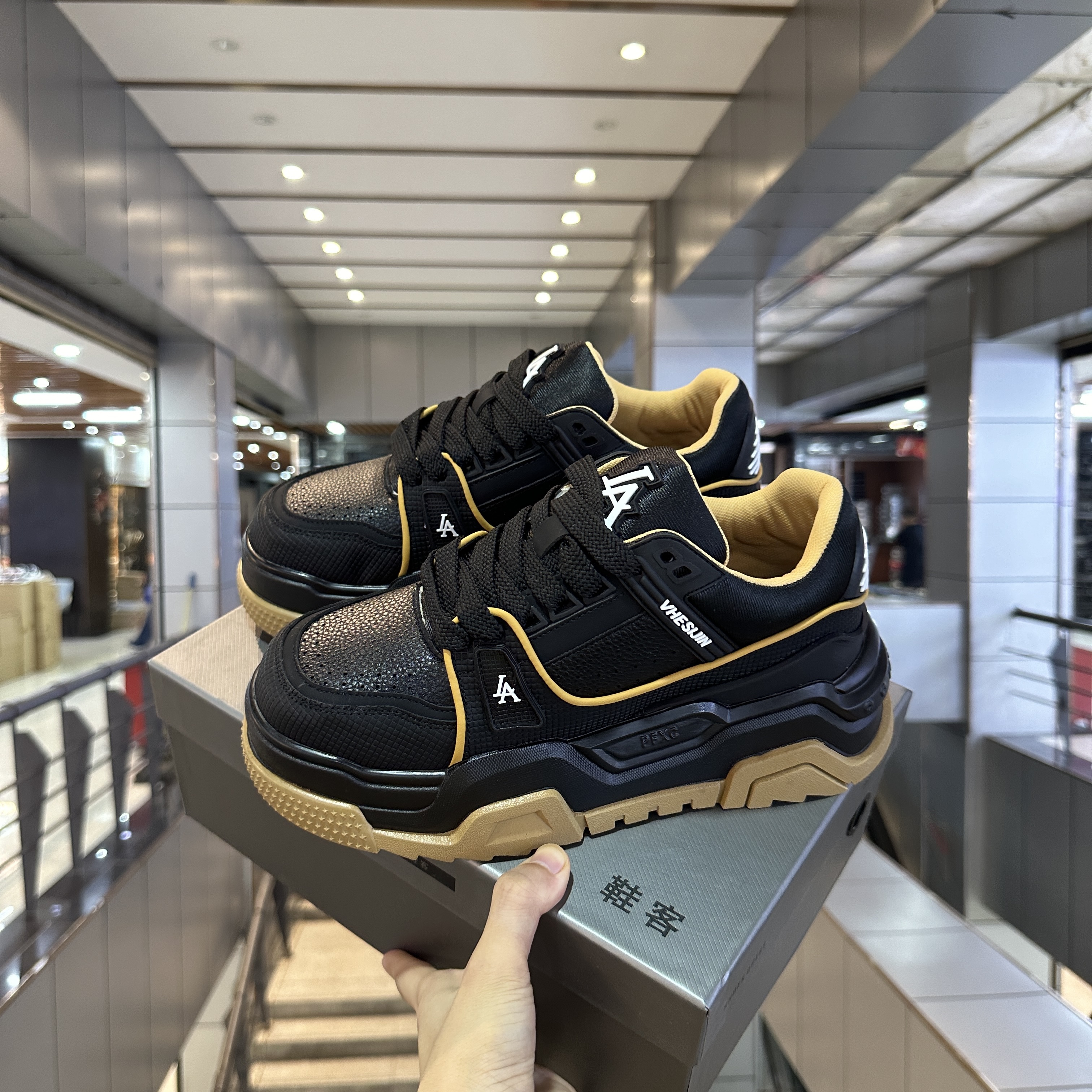 个性吸睛舒适厚底增高休闲板鞋