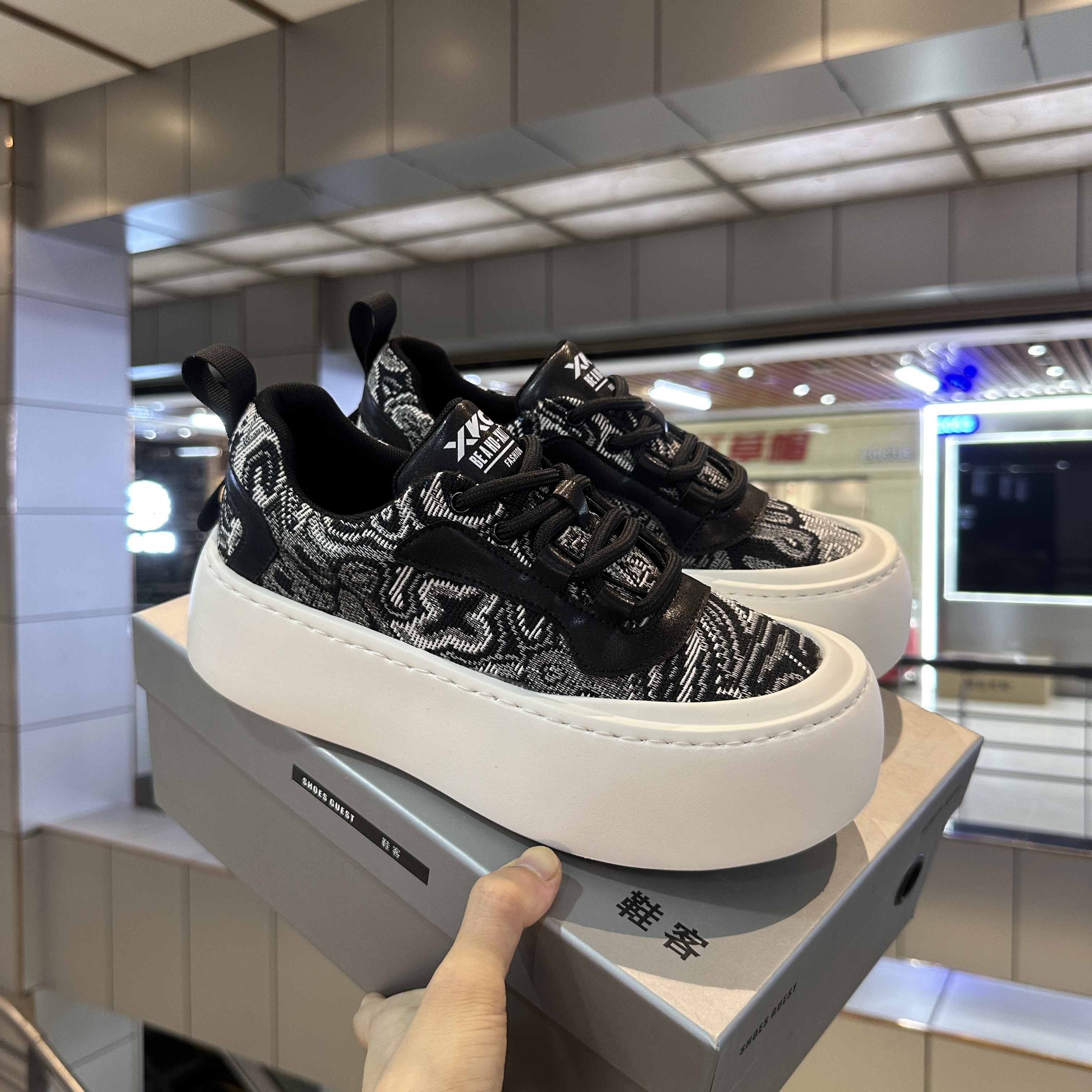 国潮刺绣印花帆布运动鞋青少年新款休闲板鞋舒适好穿质感鞋面男鞋