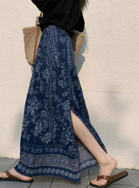 巨好看的春季裙子海边度假民族风复古蓝色印花后开叉a字半身裙女